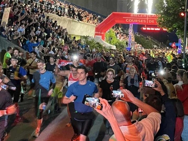 Runners starting the 100 km of Biel at night in front of a crowd