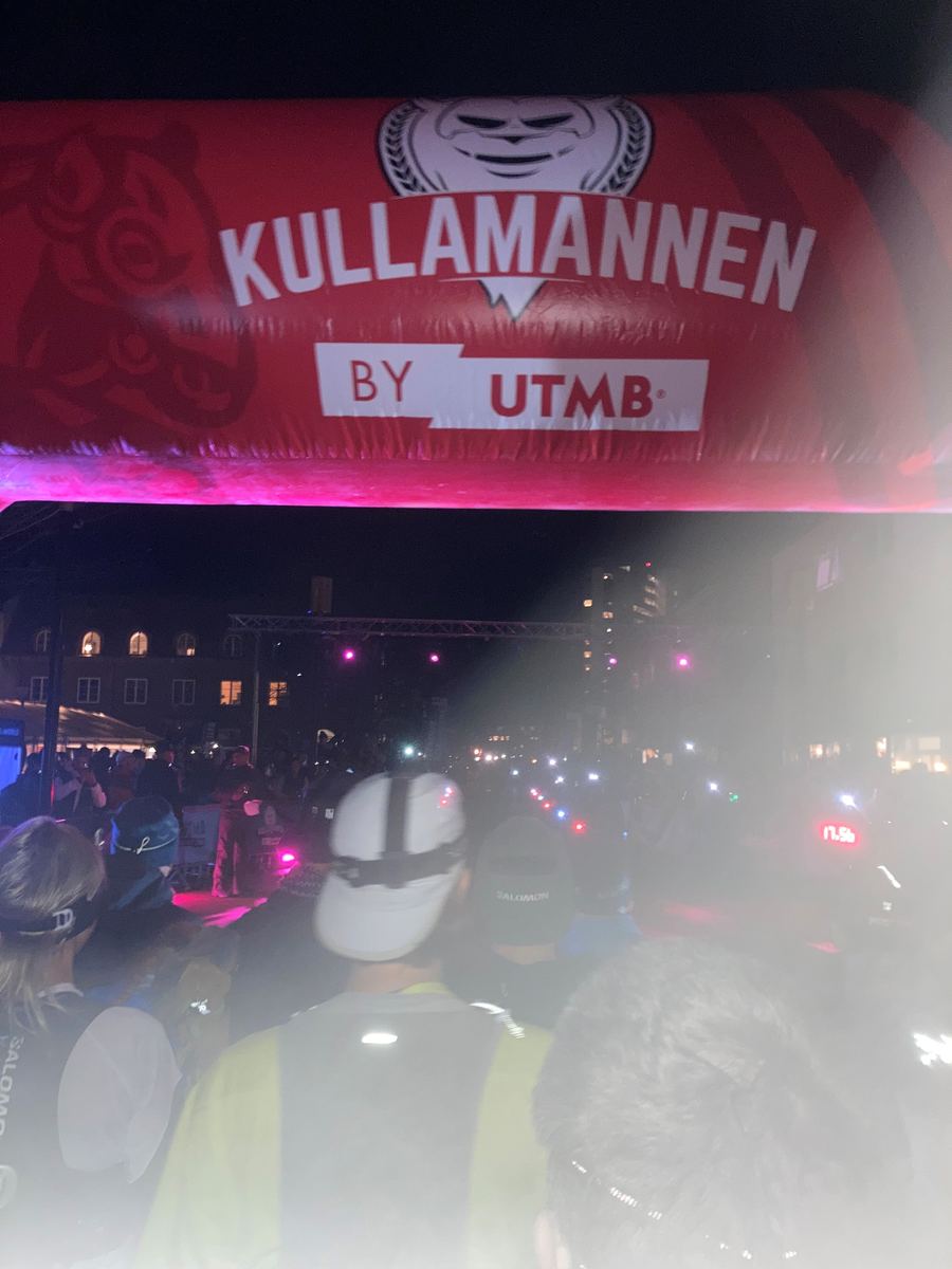 Runners with headlamps at the night start of Kullamannen
