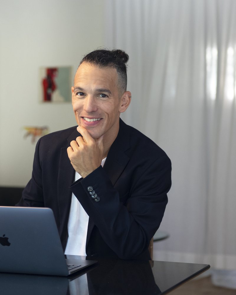 Dominik Erne, business portrait at a desk