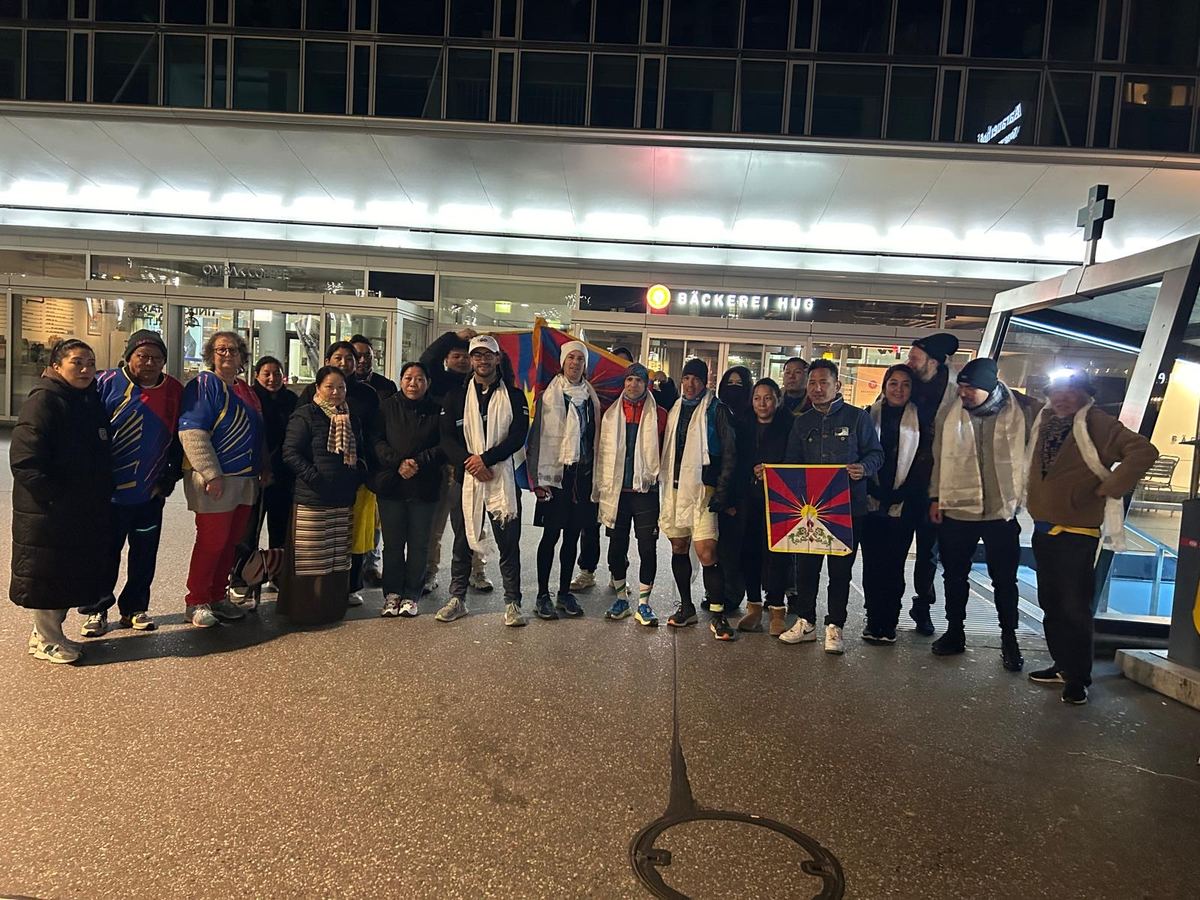 Supporters with Tibetan flags at Aarau station at night