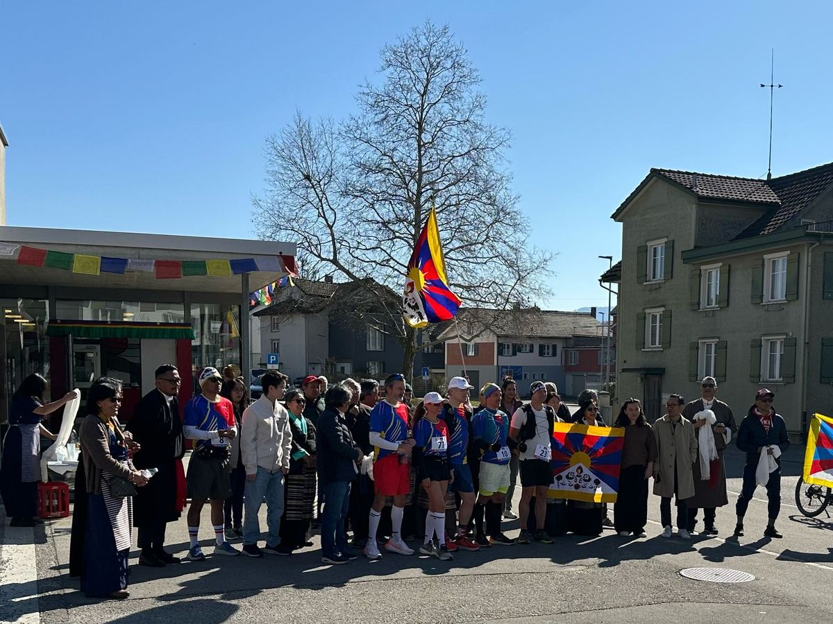 A large group of supporters with Tibetan flags in Flawil