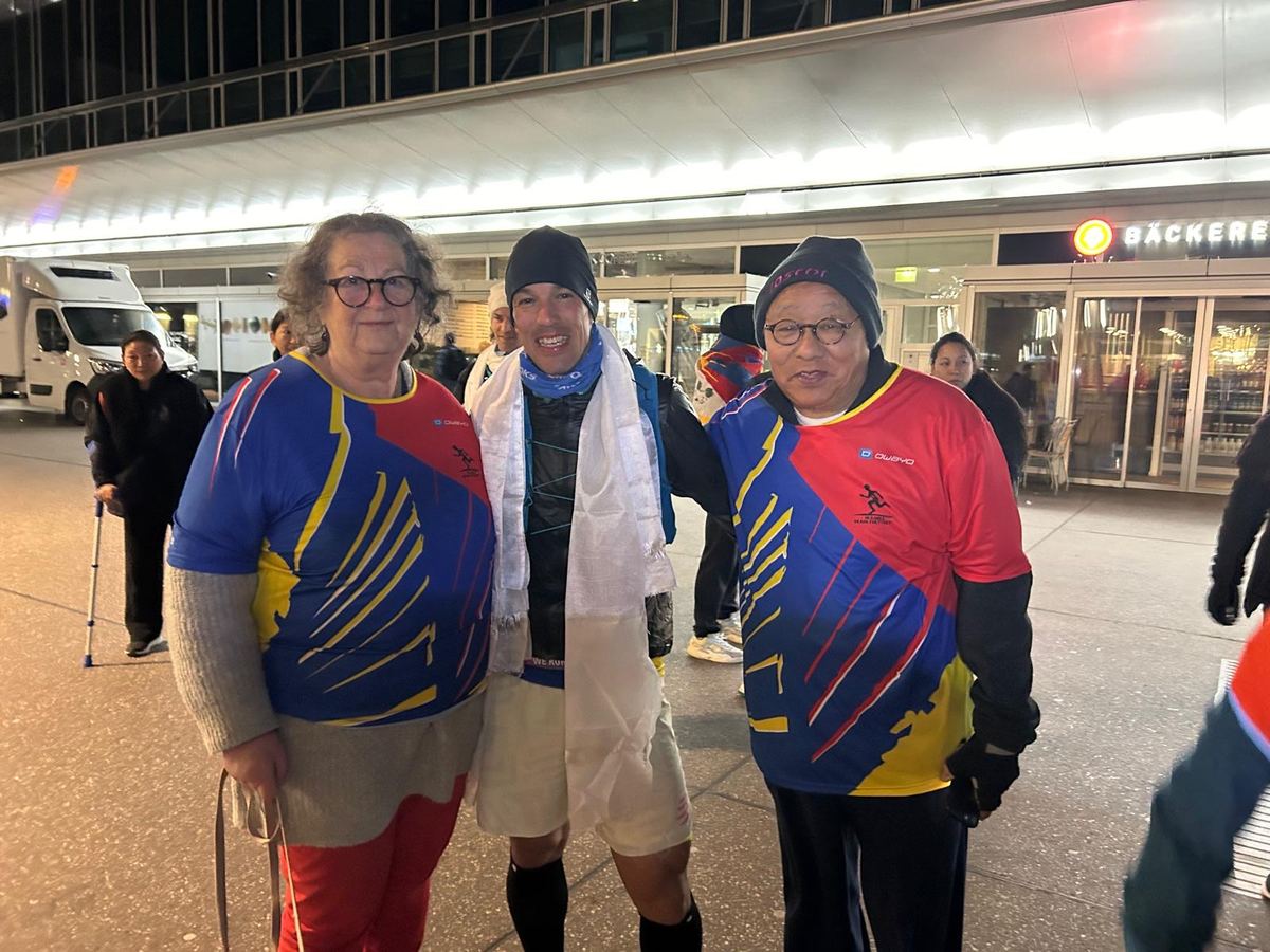 Three supporters at night in Aarau