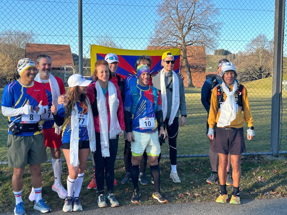 Runners and supporters with a Tibetan flag at the start in Trogen