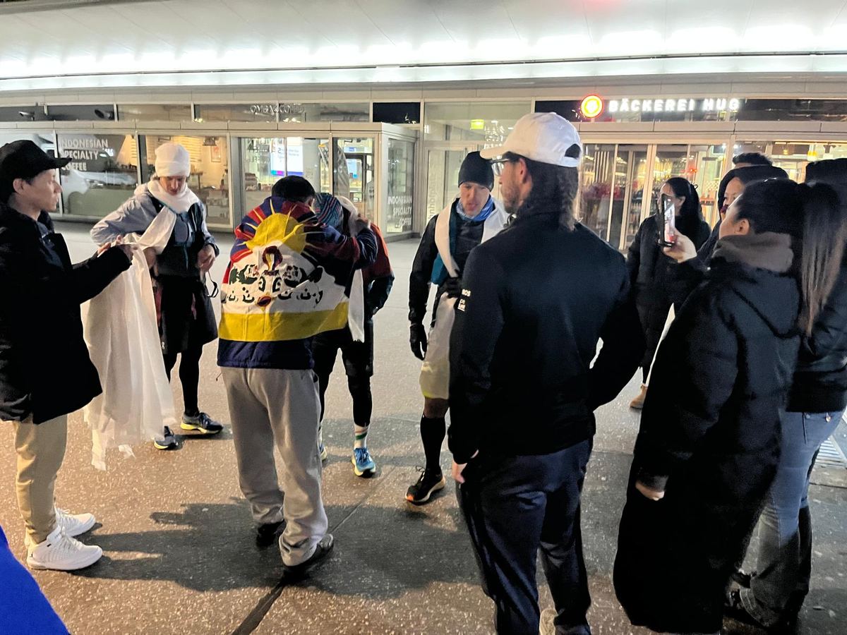 Supporters with Tibetan flags at Aarau station at night